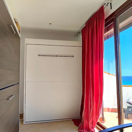 Balcony Pool & Seaside Apartment